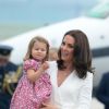 Kate Middleton et le prince William avec leurs enfants Charlotte et George lors de leur arrivée à Varsovie le 17 juillet 2017, en visite officielle.