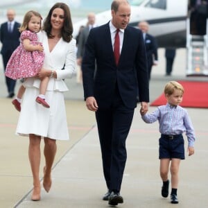 Kate Middleton et le prince William avec leurs enfants Charlotte et George lors de leur arrivée à Varsovie le 17 juillet 2017, en visite officielle.