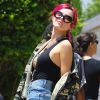 Bella Thorne (les cheveux rouges) porte un short en jean très échancré et un body noir à chaine très décolleté et sans soutien gorge dans les rues de Los Angeles, le 11 juillet 2017