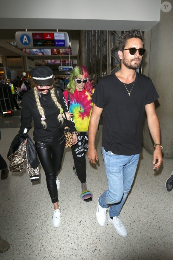 Bella Thorne arrive à l'aéroport de LAX accompagnée de son compagnon Scott Disick et de sa soeur Dani Thorne pour prendre l’avion en direction de Cannes, le 22 mai 2017