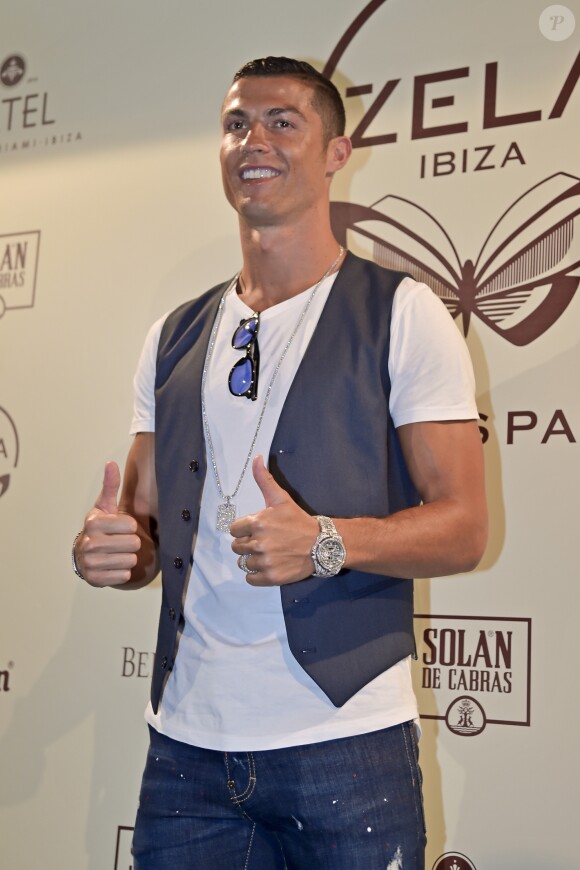 Cristiano Ronaldo assiste à l'inauguration du restaurant Zela à Ibiza le 17 juillet 2017.