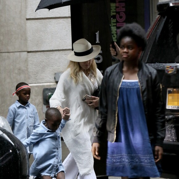 Exclusif - Madonna sort d' un centre de la Kabbale en compagnie de ses enfants Mercy James , Estere et Stelle Le 17 Juin 2017