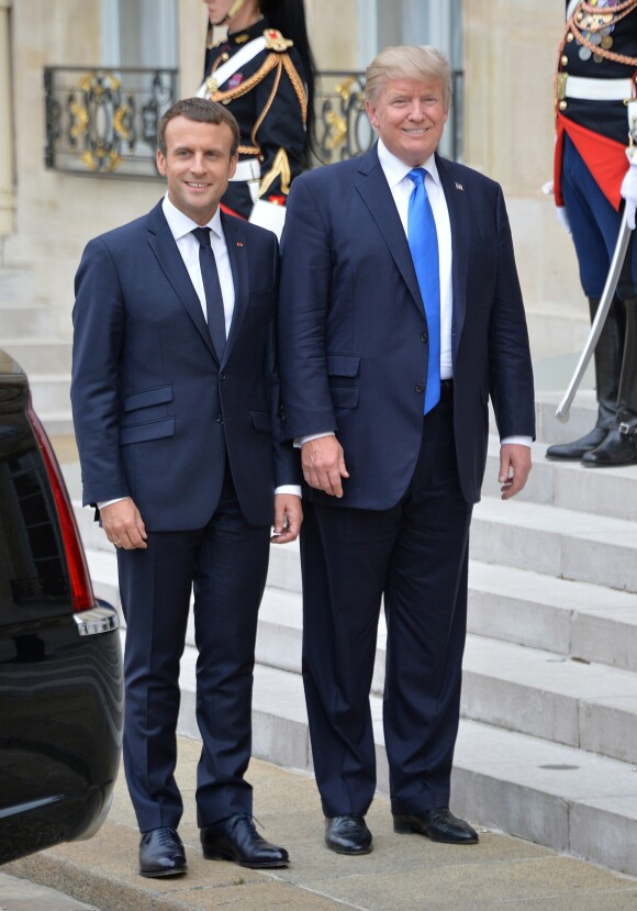Le président de la République Emmanuel Macron raccompagne le président des Etats-Unis Donald Trump après leur entretien et leur conférence de presse au palais de l'Elysée à Paris, le 13 juillet 2017. © Veeren/Bestimage