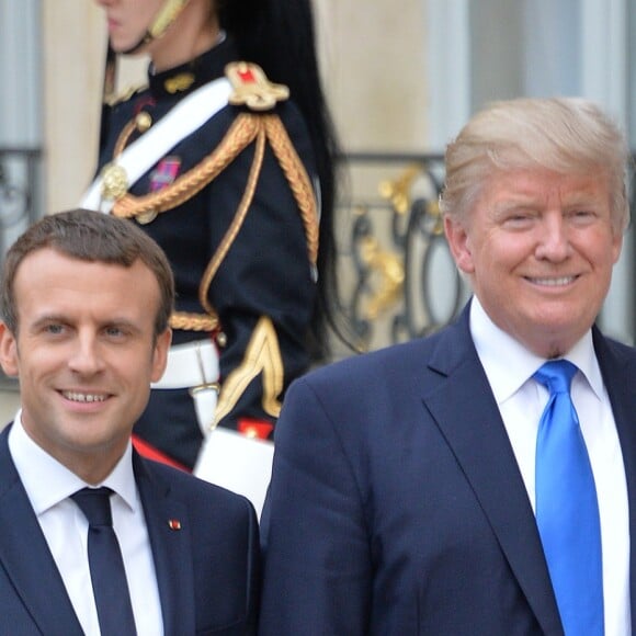 Le président de la République Emmanuel Macron raccompagne le président des Etats-Unis Donald Trump après leur entretien et leur conférence de presse au palais de l'Elysée à Paris, le 13 juillet 2017. © Veeren/Bestimage