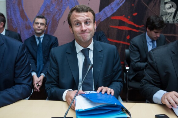 Emmanuel Macron, ministre de l'Economie, de l'Industrie et du Numérique portant un costume de couleur bleu acidulé lors de son audition par la commission des affaires économiques à l'assemblée nationale à Paris, le 17 septembre 2014.