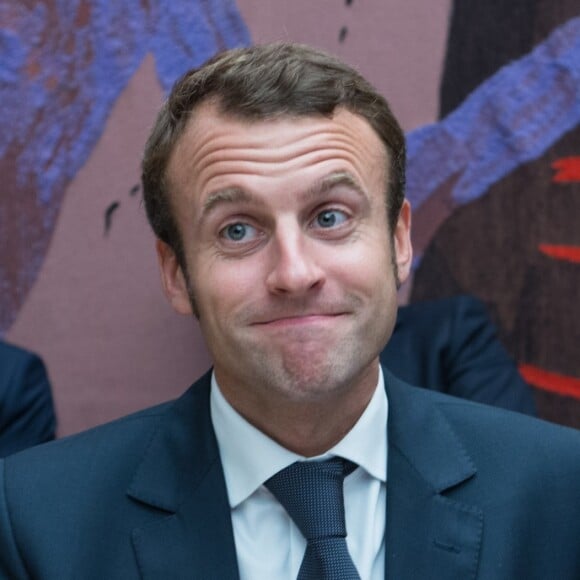 Emmanuel Macron, ministre de l'Economie, de l'Industrie et du Numérique portant un costume de couleur bleu acidulé lors de son audition par la commission des affaires économiques à l'assemblée nationale à Paris, le 17 septembre 2014.