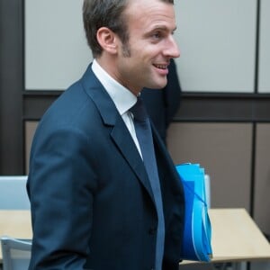 Emmanuel Macron, ministre de l'Economie, de l'Industrie et du Numérique portant un costume de couleur bleu acidulé lors de son audition par la commission des affaires économiques à l'assemblée nationale à Paris, le 17 septembre 2014.