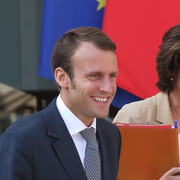 Emmanuel Macron portant un costume de couleur bleu acidulé - Sortie du conseil des ministres au palais de l'Elyée à Paris le 10 septembre 2014. Cabinet weekly council at the Elysee Palace in Paris, France on September 10, 2014.09/09/2014 - Paris