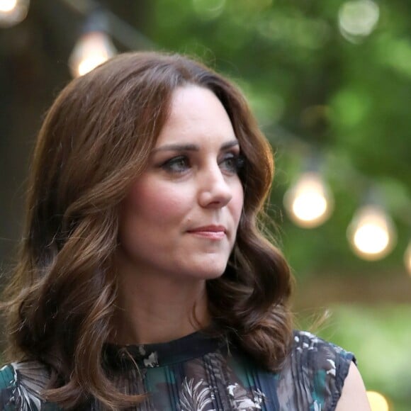 La duchesse Catherine de Cambridge portait une robe Markus Lupfer le 20 juillet 2017 lors de sa visite avec William de la Clärchens Ballhaus, la plus ancienne salle de bal de Berlin, dans le cadre de leur visite officielle en Allemagne.