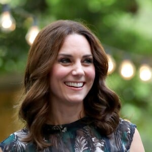 La duchesse Catherine de Cambridge portait une robe Markus Lupfer le 20 juillet 2017 lors de sa visite avec William de la Clärchens Ballhaus, la plus ancienne salle de bal de Berlin, dans le cadre de leur visite officielle en Allemagne.