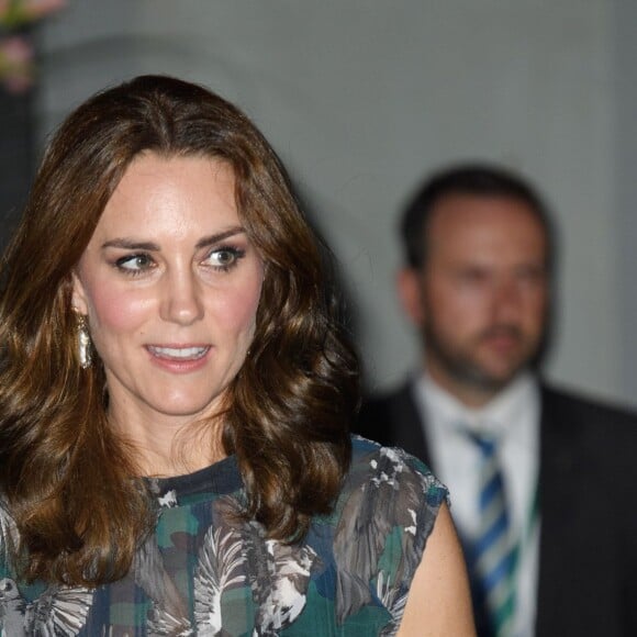 La duchesse Catherine de Cambridge portait une robe Markus Lupfer le 20 juillet 2017 lors de sa visite avec William de la Clärchens Ballhaus, la plus ancienne salle de bal de Berlin, dans le cadre de leur visite officielle en Allemagne.