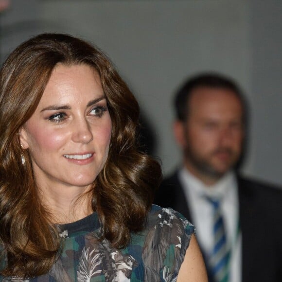 La duchesse Catherine de Cambridge portait une robe Markus Lupfer le 20 juillet 2017 lors de sa visite avec William de la Clärchens Ballhaus, la plus ancienne salle de bal de Berlin, dans le cadre de leur visite officielle en Allemagne.