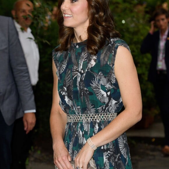 La duchesse Catherine de Cambridge portait une robe Markus Lupfer le 20 juillet 2017 lors de sa visite avec William de la Clärchens Ballhaus, la plus ancienne salle de bal de Berlin, dans le cadre de leur visite officielle en Allemagne.