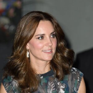 La duchesse Catherine de Cambridge portait une robe Markus Lupfer le 20 juillet 2017 lors de sa visite avec William de la Clärchens Ballhaus, la plus ancienne salle de bal de Berlin, dans le cadre de leur visite officielle en Allemagne.