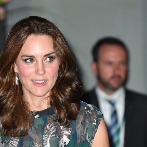 La duchesse Catherine de Cambridge portait une robe Markus Lupfer le 20 juillet 2017 lors de sa visite avec William de la Clärchens Ballhaus, la plus ancienne salle de bal de Berlin, dans le cadre de leur visite officielle en Allemagne.