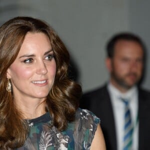 La duchesse Catherine de Cambridge portait une robe Markus Lupfer le 20 juillet 2017 lors de sa visite avec William de la Clärchens Ballhaus, la plus ancienne salle de bal de Berlin, dans le cadre de leur visite officielle en Allemagne.