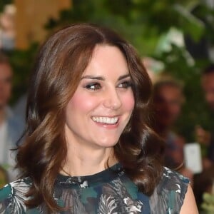 La duchesse Catherine de Cambridge portait une robe Markus Lupfer le 20 juillet 2017 lors de sa visite avec William de la Clärchens Ballhaus, la plus ancienne salle de bal de Berlin, dans le cadre de leur visite officielle en Allemagne.