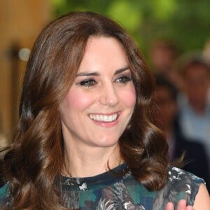 La duchesse Catherine de Cambridge portait une robe Markus Lupfer le 20 juillet 2017 lors de sa visite avec William de la Clärchens Ballhaus, la plus ancienne salle de bal de Berlin, dans le cadre de leur visite officielle en Allemagne.