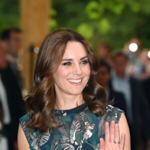 La duchesse Catherine de Cambridge portait une robe Markus Lupfer le 20 juillet 2017 lors de sa visite avec William de la Clärchens Ballhaus, la plus ancienne salle de bal de Berlin, dans le cadre de leur visite officielle en Allemagne.