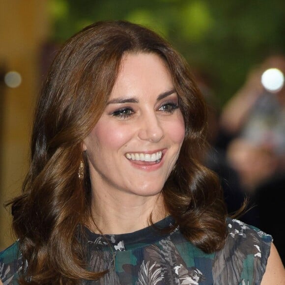 La duchesse Catherine de Cambridge portait une robe Markus Lupfer le 20 juillet 2017 lors de sa visite avec William de la Clärchens Ballhaus, la plus ancienne salle de bal de Berlin, dans le cadre de leur visite officielle en Allemagne.