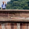 Le prince William, duc de Cambridge, et Kate Catherine Middleton, duchesse de Cambridge - Le couple princier d'Angleterre en visite au "Alte Brücke" (Vieux Pont) à Heidelberg, à l'occasion de leur voyage de trois jours en Allemagne. Le 20 juillet 2017 20/07/2017 - Heidelberg
