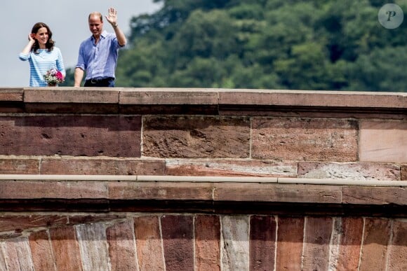 Le prince William, duc de Cambridge, et Kate Catherine Middleton, duchesse de Cambridge - Le couple princier d'Angleterre en visite au "Alte Brücke" (Vieux Pont) à Heidelberg, à l'occasion de leur voyage de trois jours en Allemagne. Le 20 juillet 2017 20/07/2017 - Heidelberg