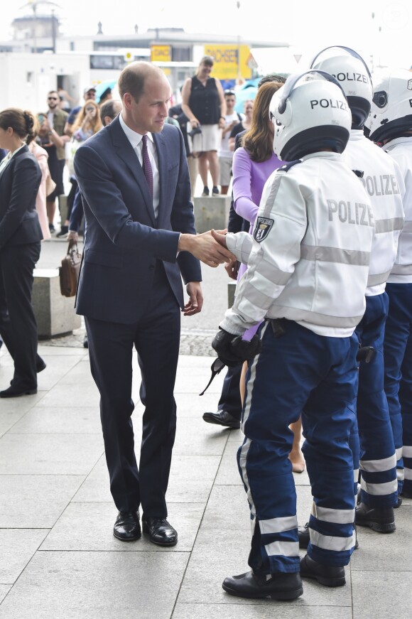 Le prince William, duc de Cambridge, et Kate Catherine Middleton, duchesse de Cambridge, au départ de la gare ferroviaire de Berlin pour Hambourg, à l'occasion de leur voyage de trois jours en Allemagne. Le 21 juillet 2017 21/07/2017 - Berlin