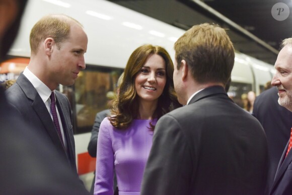 Le prince William, duc de Cambridge, et Kate Catherine Middleton, duchesse de Cambridge, au départ de la gare ferroviaire de Berlin pour Hambourg, à l'occasion de leur voyage de trois jours en Allemagne. Le 21 juillet 2017 21/07/2017 - Berlin