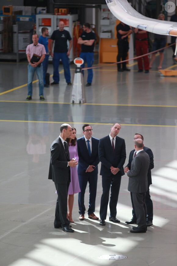 Le prince William et Kate Middleton, duc et duchesse de Cambridge, en visite à l'usine Airbus à Hambourg, le 21 juillet 2017.
