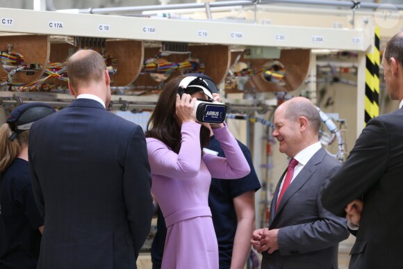 Le prince William et Kate Middleton, duc et duchesse de Cambridge, en visite à l'usine Airbus à Hambourg, le 21 juillet 2017.