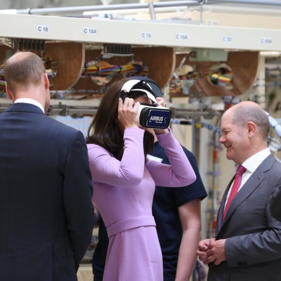 Le prince William et Kate Middleton, duc et duchesse de Cambridge, en visite à l'usine Airbus à Hambourg, le 21 juillet 2017.