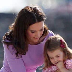 Kate Middleton et le prince William ont achevé leur visite officielle en Allemagne avec leurs enfants le prince George et la princesse Charlotte de Cambridge le 21 juillet 2017, décollant de Hambourg pour regagner le Royaume-Uni.