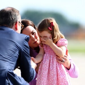 Kate Middleton et le prince William ont achevé leur visite officielle en Allemagne avec leurs enfants le prince George et la princesse Charlotte de Cambridge le 21 juillet 2017, décollant de Hambourg pour regagner le Royaume-Uni.