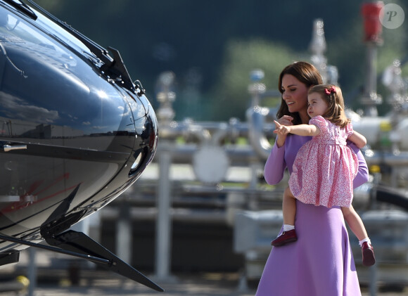 Kate Middleton et le prince William ont achevé leur visite officielle en Allemagne avec leurs enfants le prince George et la princesse Charlotte de Cambridge le 21 juillet 2017, décollant de Hambourg pour regagner le Royaume-Uni.