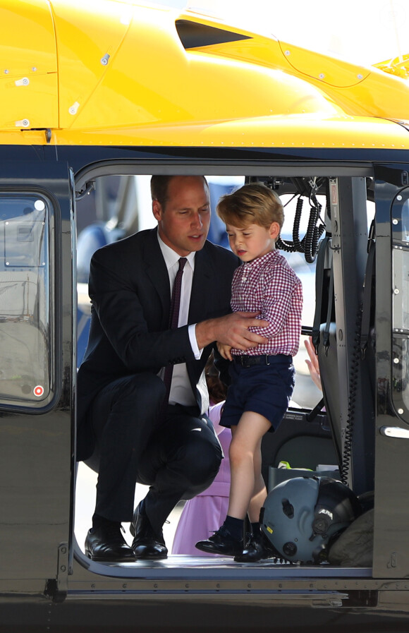 Kate Middleton et le prince William ont achevé leur visite officielle en Allemagne avec leurs enfants le prince George et la princesse Charlotte de Cambridge le 21 juillet 2017, décollant de Hambourg pour regagner le Royaume-Uni.