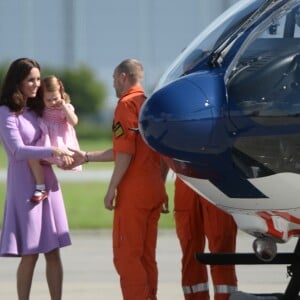 Kate Middleton et le prince William ont achevé leur visite officielle en Allemagne avec leurs enfants le prince George et la princesse Charlotte de Cambridge le 21 juillet 2017, décollant de Hambourg pour regagner le Royaume-Uni.