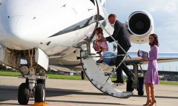Kate Middleton et le prince William ont achevé leur visite officielle en Allemagne avec leurs enfants le prince George et la princesse Charlotte de Cambridge le 21 juillet 2017, décollant de Hambourg pour regagner le Royaume-Uni.