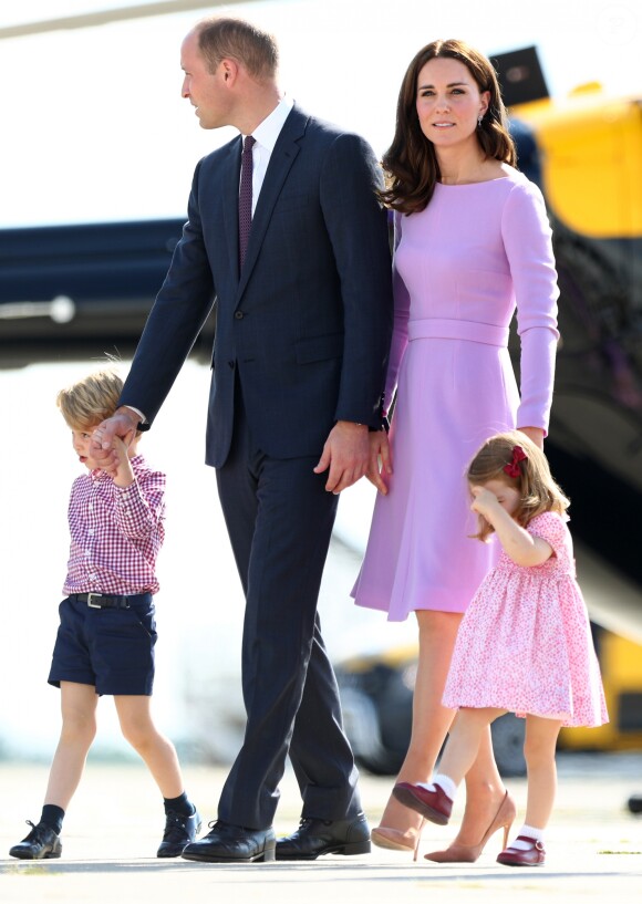 Kate Middleton et le prince William ont achevé leur visite officielle en Allemagne avec leurs enfants le prince George et la princesse Charlotte de Cambridge le 21 juillet 2017, décollant de Hambourg pour regagner le Royaume-Uni.