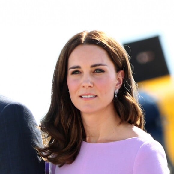 Kate Middleton et le prince William ont achevé leur visite officielle en Allemagne avec leurs enfants le prince George et la princesse Charlotte de Cambridge le 21 juillet 2017, décollant de Hambourg pour regagner le Royaume-Uni.