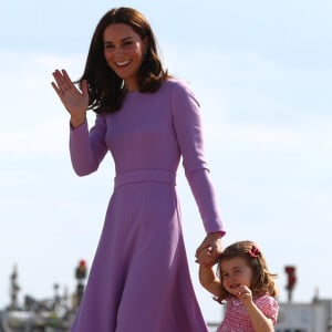 Kate Middleton et le prince William ont achevé leur visite officielle en Allemagne avec leurs enfants le prince George et la princesse Charlotte de Cambridge le 21 juillet 2017, décollant de Hambourg pour regagner le Royaume-Uni.