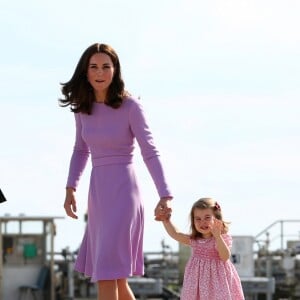 Kate Middleton et le prince William ont achevé leur visite officielle en Allemagne avec leurs enfants le prince George et la princesse Charlotte de Cambridge le 21 juillet 2017, décollant de Hambourg pour regagner le Royaume-Uni.