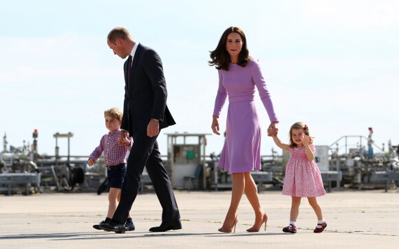 Kate Middleton et le prince William ont achevé leur visite officielle en Allemagne avec leurs enfants le prince George et la princesse Charlotte de Cambridge le 21 juillet 2017, décollant de Hambourg pour regagner le Royaume-Uni.