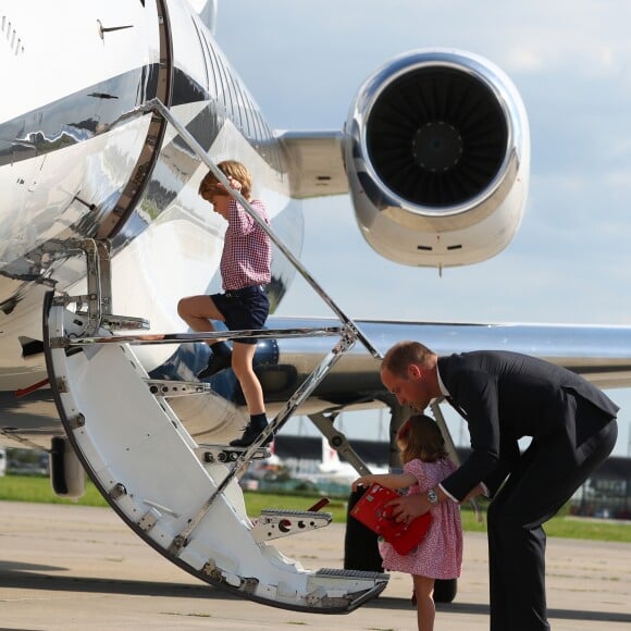 Kate Middleton et le prince William ont achevé leur visite officielle en Allemagne avec leurs enfants le prince George et la princesse Charlotte de Cambridge le 21 juillet 2017, décollant de Hambourg pour regagner le Royaume-Uni.