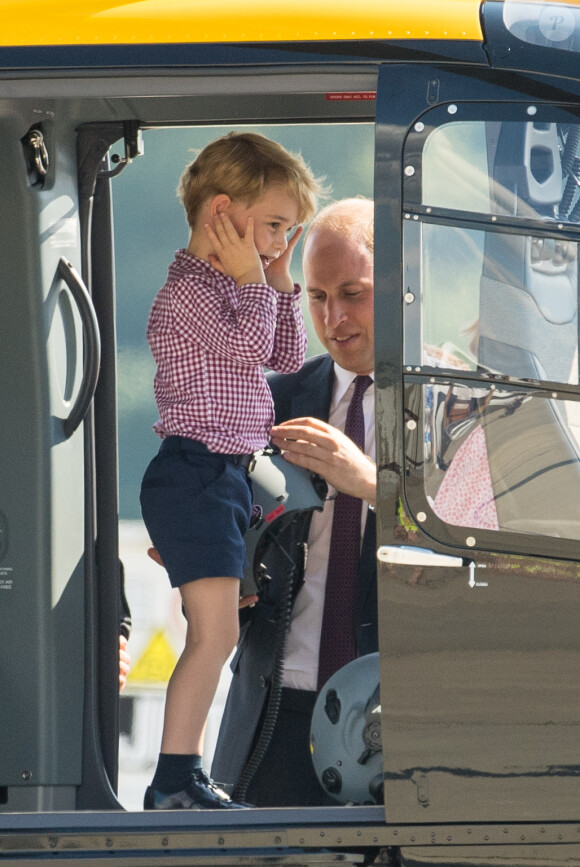 Kate Middleton et le prince William ont achevé leur visite officielle en Allemagne avec leurs enfants le prince George et la princesse Charlotte de Cambridge le 21 juillet 2017, décollant de Hambourg pour regagner le Royaume-Uni.