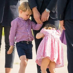 Kate Middleton et le prince William ont achevé leur visite officielle en Allemagne avec leurs enfants le prince George et la princesse Charlotte de Cambridge le 21 juillet 2017, décollant de Hambourg pour regagner le Royaume-Uni.