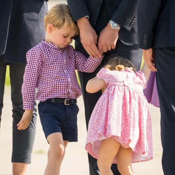 Kate Middleton et le prince William ont achevé leur visite officielle en Allemagne avec leurs enfants le prince George et la princesse Charlotte de Cambridge le 21 juillet 2017, décollant de Hambourg pour regagner le Royaume-Uni.