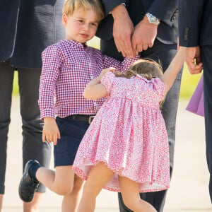 Kate Middleton et le prince William ont achevé leur visite officielle en Allemagne avec leurs enfants le prince George et la princesse Charlotte de Cambridge le 21 juillet 2017, décollant de Hambourg pour regagner le Royaume-Uni.