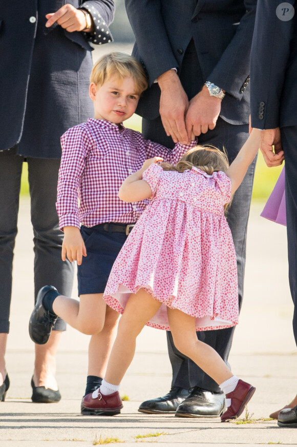 Kate Middleton et le prince William ont achevé leur visite officielle en Allemagne avec leurs enfants le prince George et la princesse Charlotte de Cambridge le 21 juillet 2017, décollant de Hambourg pour regagner le Royaume-Uni.