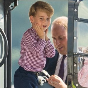 Le prince George tout excité à bord d'un hélicoptère, la même passion que papa ! Kate Middleton et le prince William ont achevé leur visite officielle en Allemagne avec leurs enfants le prince George et la princesse Charlotte de Cambridge le 21 juillet 2017, décollant de Hambourg pour regagner le Royaume-Uni.