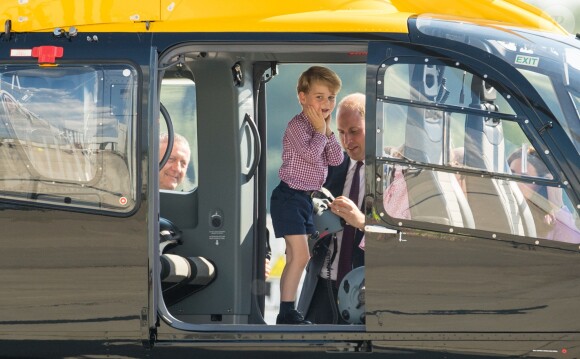 Le prince George tout excité à bord d'un hélicoptère, la même passion que papa ! Kate Middleton et le prince William ont achevé leur visite officielle en Allemagne avec leurs enfants le prince George et la princesse Charlotte de Cambridge le 21 juillet 2017, décollant de Hambourg pour regagner le Royaume-Uni.